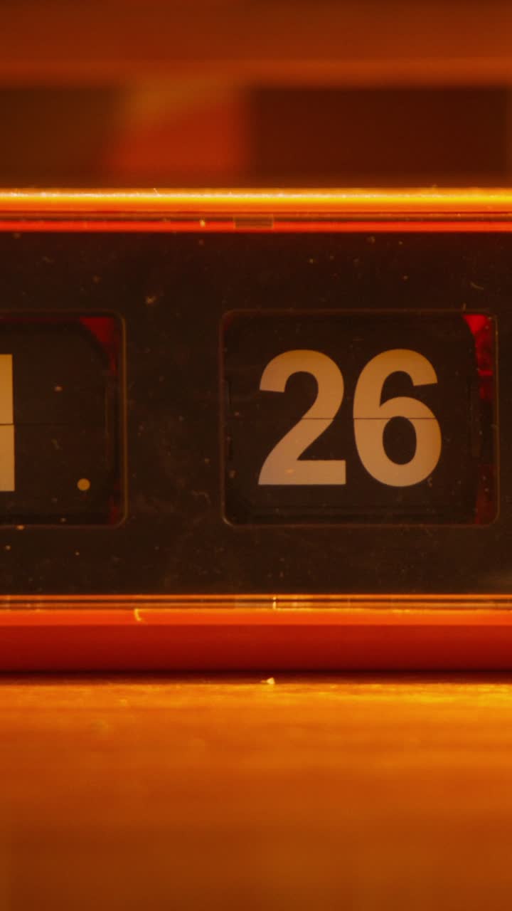 Orange bladre-ur viser kl. 01:26