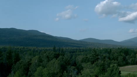 Una-Toma-Panorámica-Larga-Desde-El-Techo-De-Un-Hotel-Con-Vista-A-Las-Montañas-Blancas-De-New-Hampshire