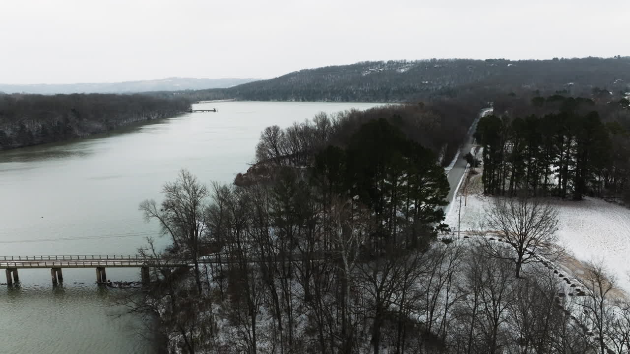 paisaje de invierno en el lago sequoia en arkansas, ee.uu. - fotografía aérea