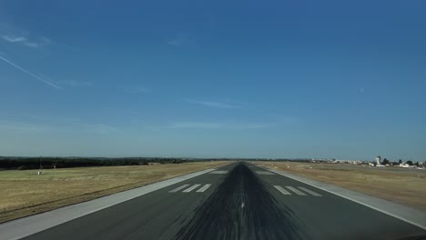 Piloten-POV-Landung-In-Echtzeit-Am-Flughafen-Jerez,-Spanien,-An-Einem-Herrlichen-Sommertag