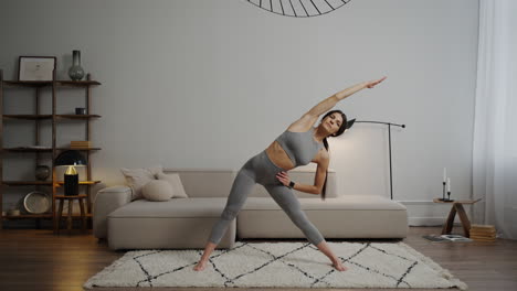mujer practicando yoga en casa