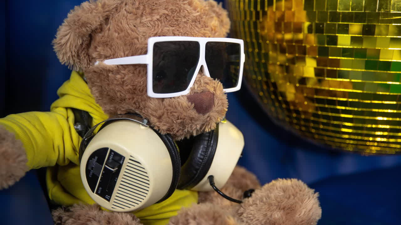 dj de oso de peluche con gafas de sol y auriculares