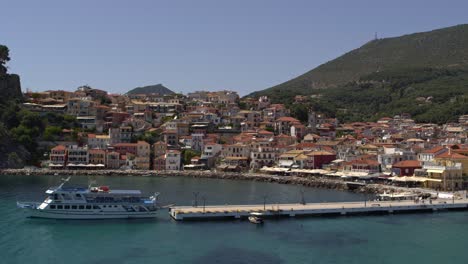 Antenne---Stadt-Parga,-Griechenland-Allgemeine-Aufnahme---Aufnahme-Auf-DJI-Inspire-2-X7-Raw