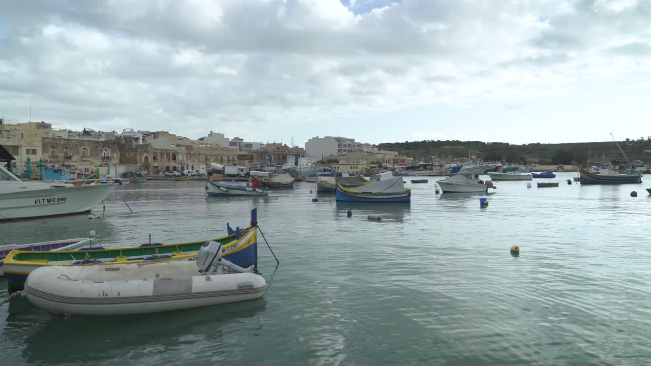 barcos de pesca tradicionales decorados con ojos de osiris en el puerto de marsaxlokk