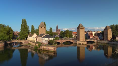 Panoramablick-Auf-Ponts-Couverts-In-La-Petite-France-An-Einem-Gemütlichen-Sonnigen-Abend