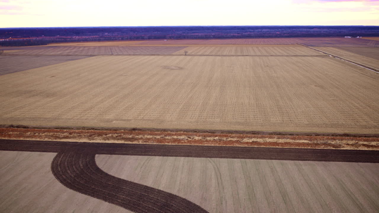 Vista aérea de extensos campos agrícolas cerca de Peoria, IL.