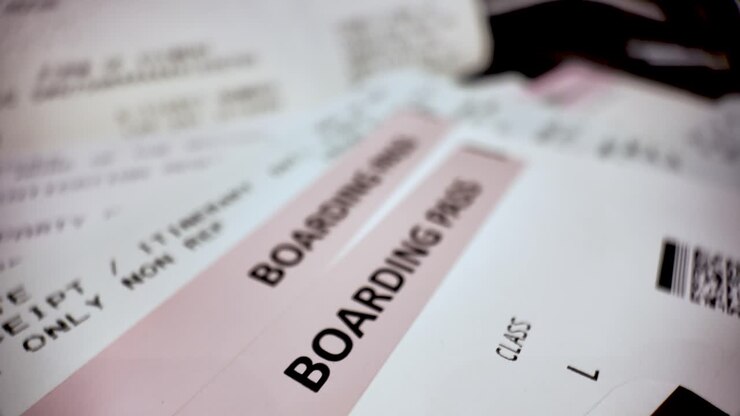 Nærbillede af boardingpas, afgørende for flyrejser og personlig identifikation