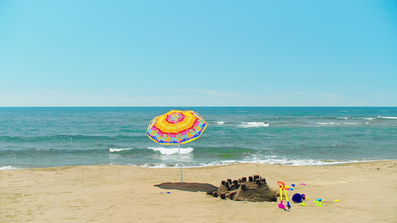 모래 성과 우산과 함께 해변 하루