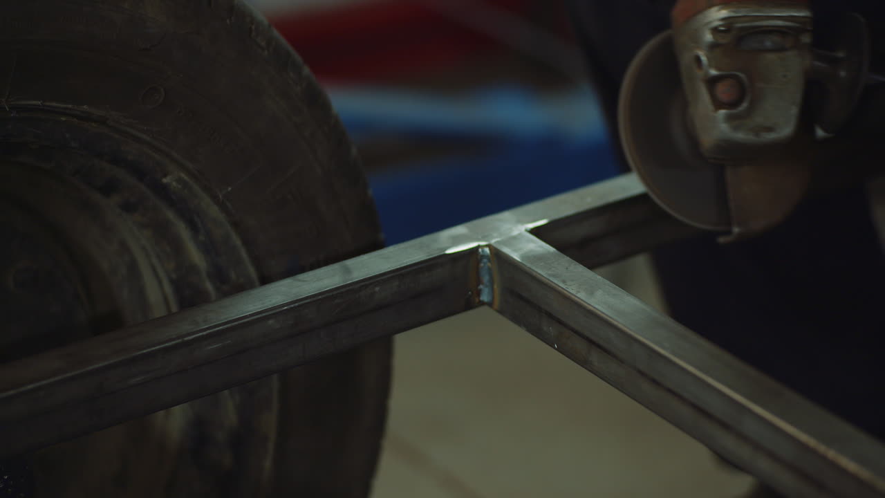 шлифование металла шлифовальной машиной на заводе металлопромышленности 1