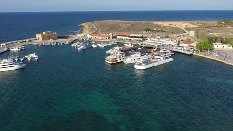 impresionante toma aérea del puerto de pafos con el castillo a la vista.