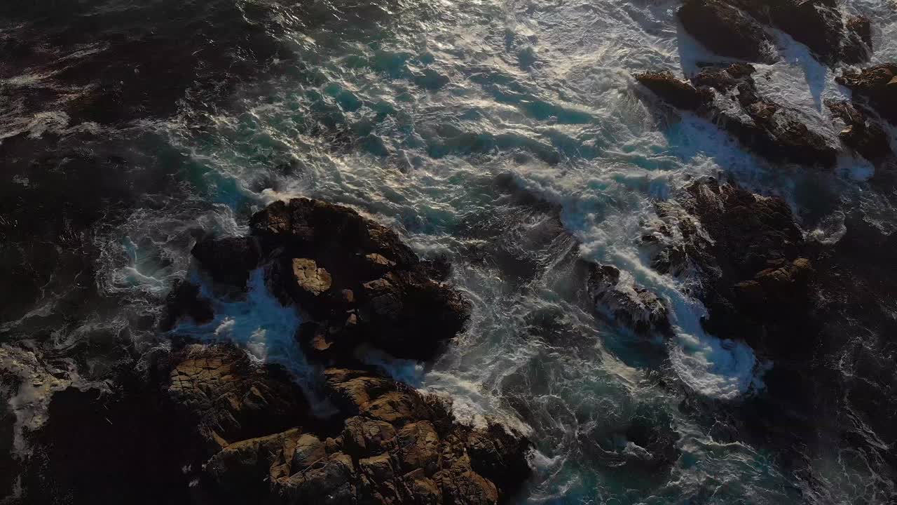 luz cinematográfica sobre el océano pacífico, hora dorada cerca de big sur, norte de california