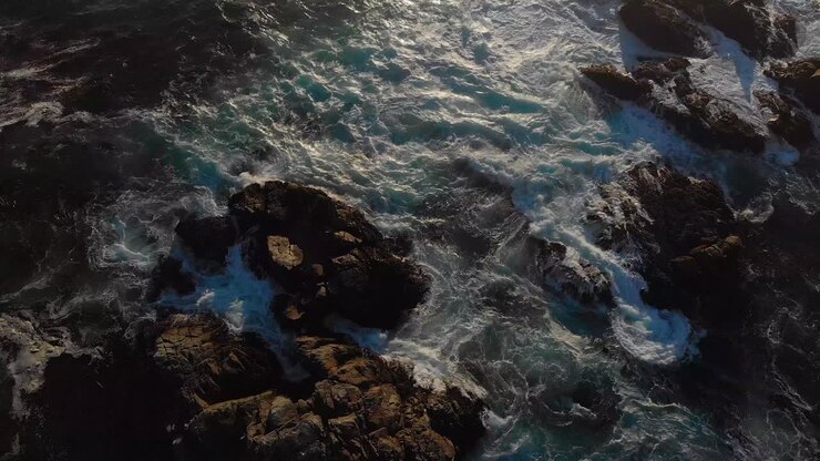 Luce cinematografica sull'Oceano Pacifico, ora d'oro vicino a Big Sur, California settentrionale.