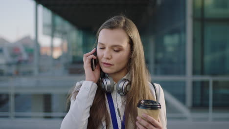 Porträt-Einer-Jungen-Brünetten-Geschäftsfrau,-Die-Am-Telefon-Spricht.-Fröhlicher-Praktikant-Telefoniert-Auf-Dem-Campus