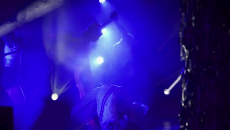 un grupo de bailarines actuando frente a una multitud en un club
