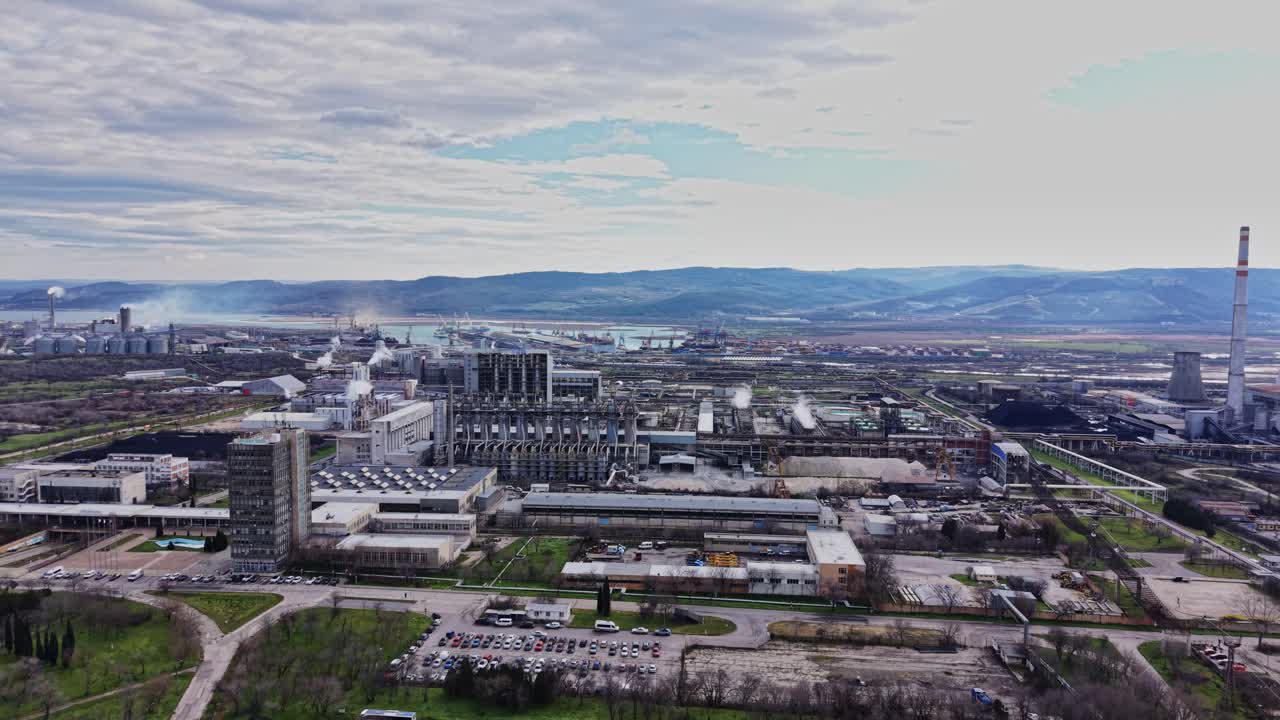 Zona industrial con fábricas y paisaje a la luz del día
