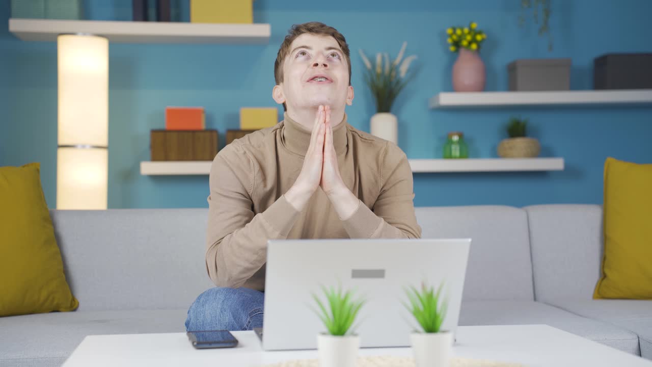 젊은 기독교인이 하나님께 기도하고 있습니다.