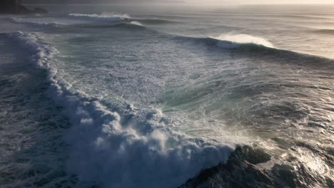 Un-Largo-Vuelo-Con-Drones-Sobre-Las-Ondulantes,-Turbulentas-Y-Salvajes-Olas-Del-Océano-Atlántico