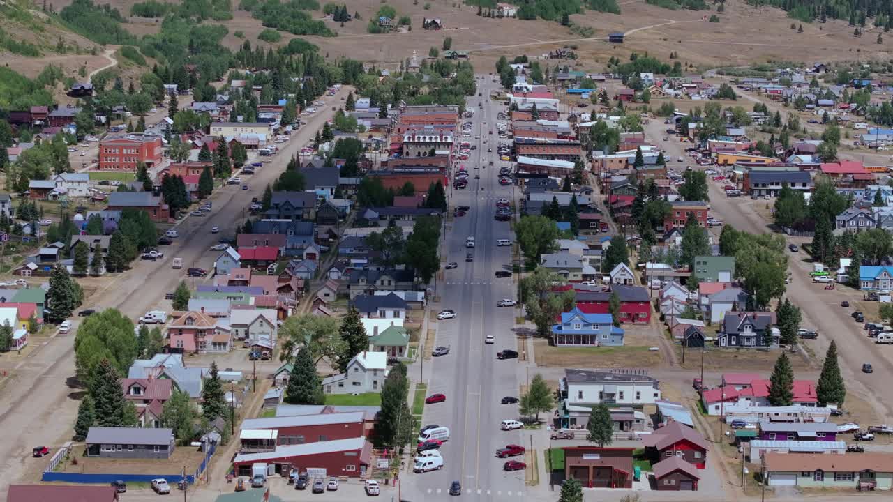 Tetti colorati e strade a griglia definiscono il centro della città montana di Silverton, panoramica aerea.