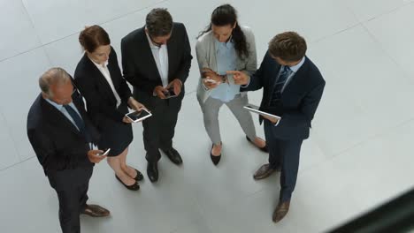 personas de negocios que utilizan tabletas digitales y teléfonos móviles