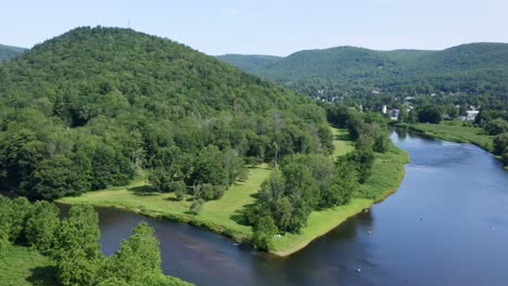 Drone-Revela-La-Confluencia-De-Los-Brazos-Este-Y-Oeste-Del-Río-Delaware-Aguas-Abajo-De-Hancock,-Nueva-York