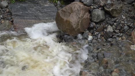 El-Agua-De-Las-Inundaciones-Causadas-Por-Fuertes-Lluvias-Abruma-Una-Pequeña-Tubería-De-Drenaje-Al-Borde-De-La-Carretera