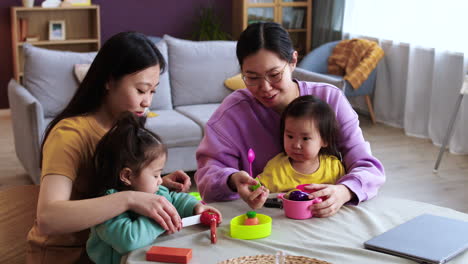 Madres-Y-Bebes-En-La-Sala-De-Estar