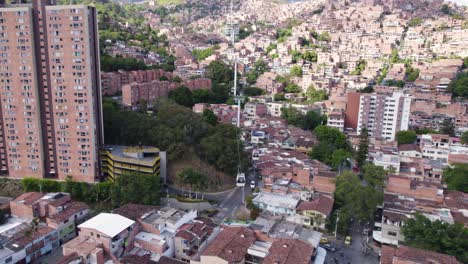 la mezcla urbana de medellín: rascacielos y comuna 13 con el metro en vista