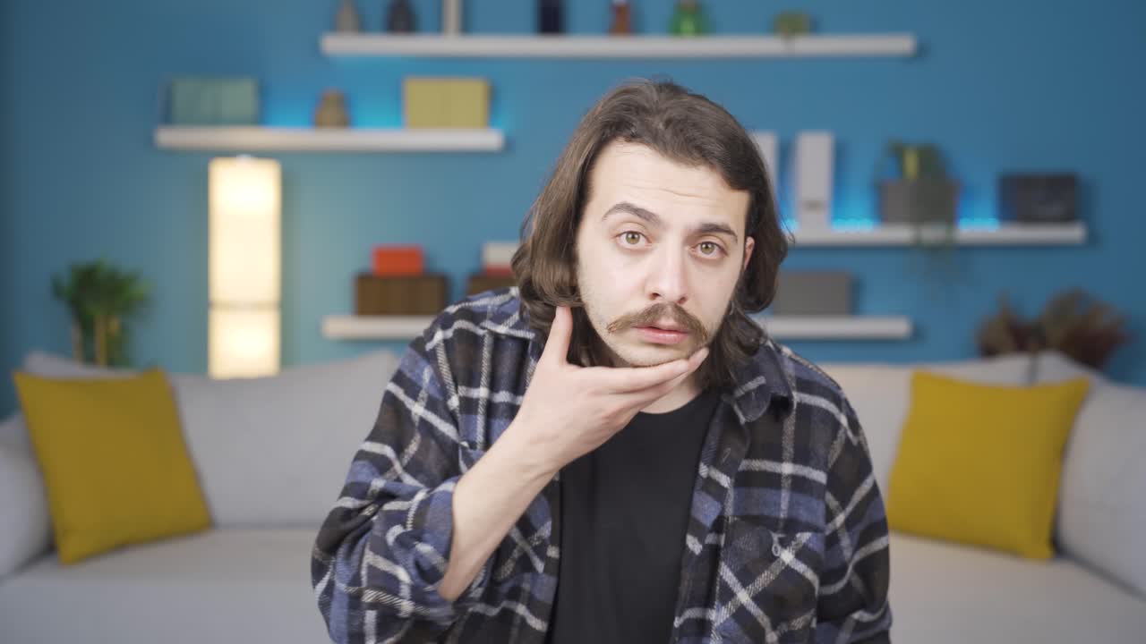 hombre mirando a la cámara con curiosidad. gestos.