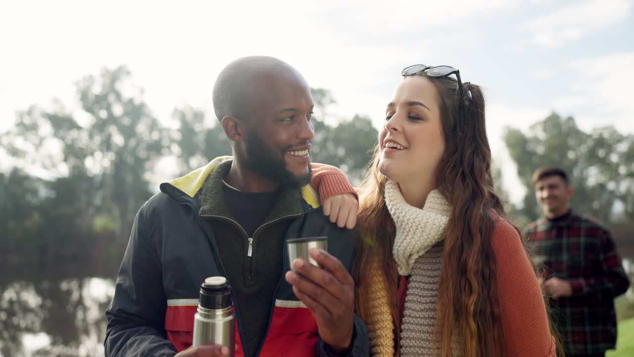 café, acampar y un par de amigos en la naturaleza