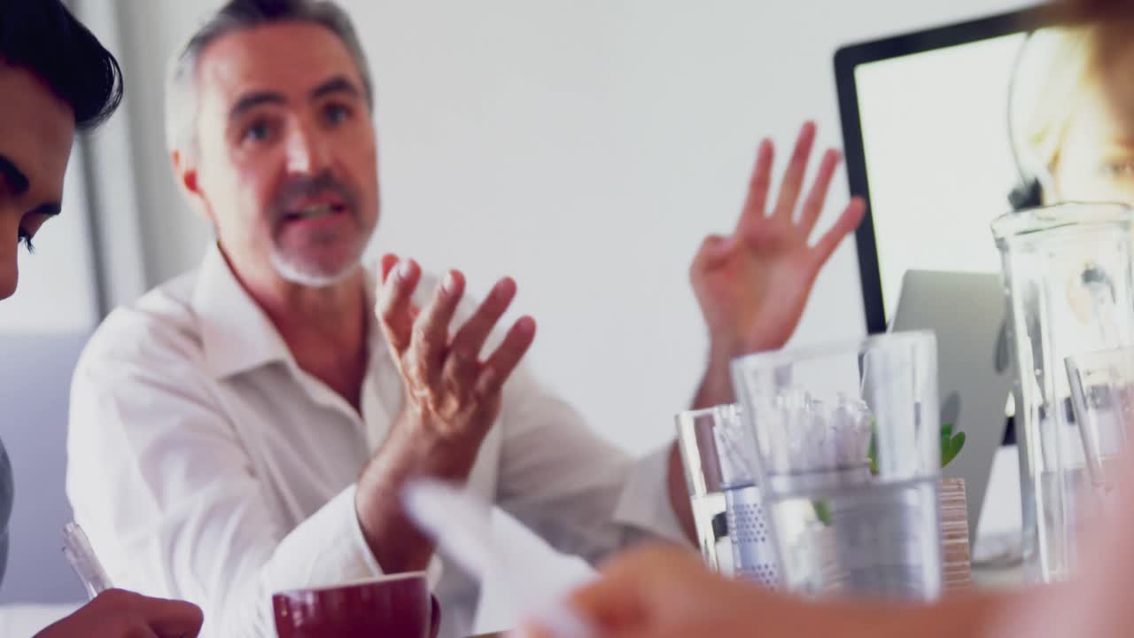 4k 사무실에서 프레젠테이션을 하는 동안 동료를 박수 치는 임원 들