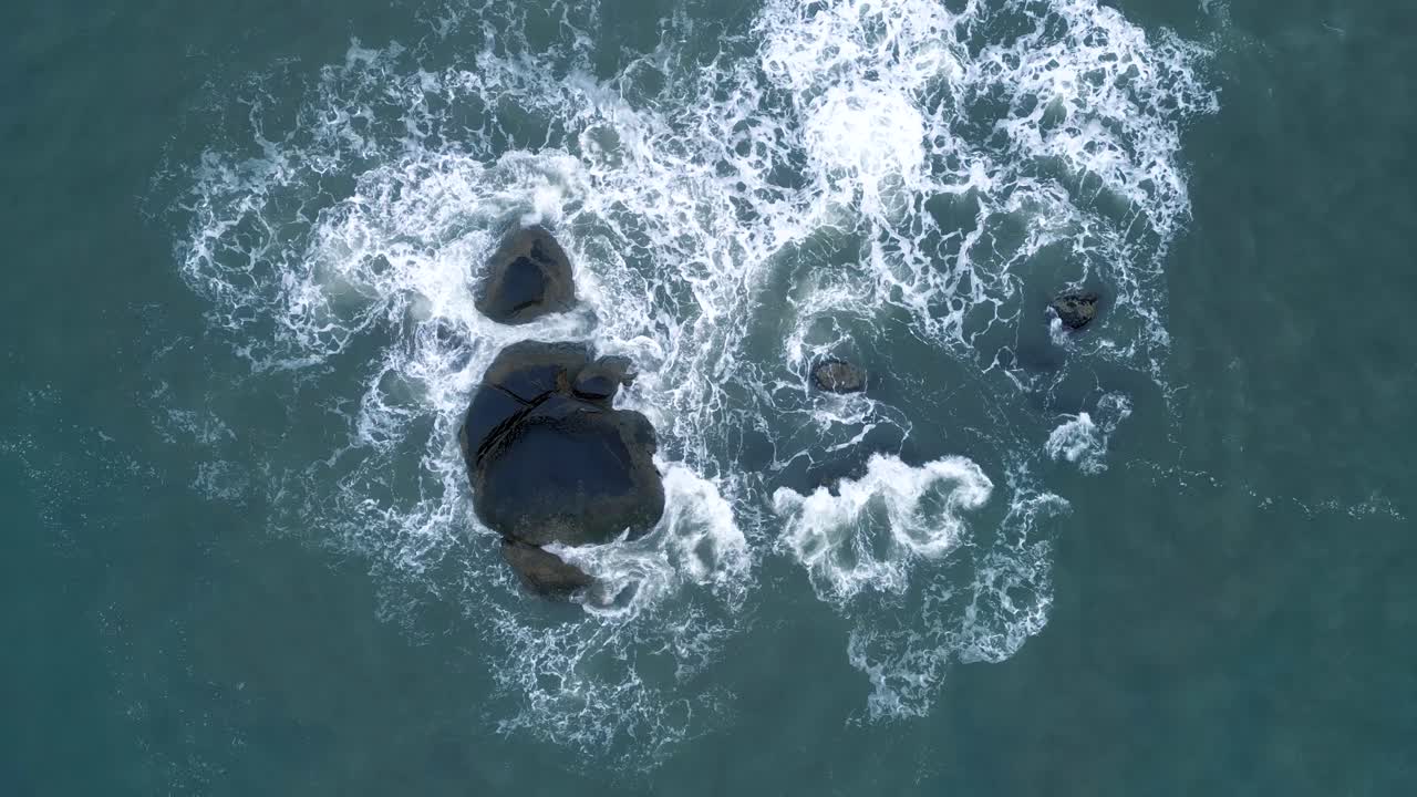 해안 풍경에 부서지는 편안한 공중 전망 드론 버디아이 파도, 해변 해안의 대서양 파도, 아름다운 야생 자연 샷