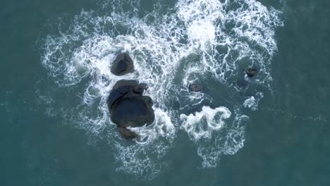relajante vista aérea drone birdyeye olas rompiendo en el paisaje costero, olas del océano atlántico en la orilla de la playa, hermosa naturaleza salvaje tiro