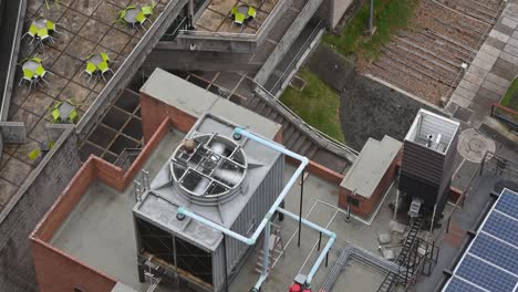 Mirando-Hacia-El-Ventilador-Eléctrico,-Bogotá,-Colombia