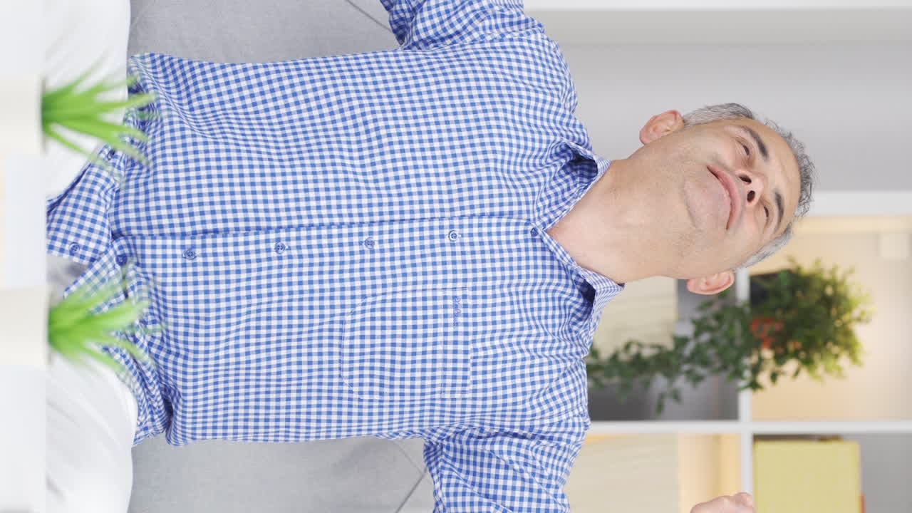 행복한 깊은 호흡의 남자의 수직 비디오.