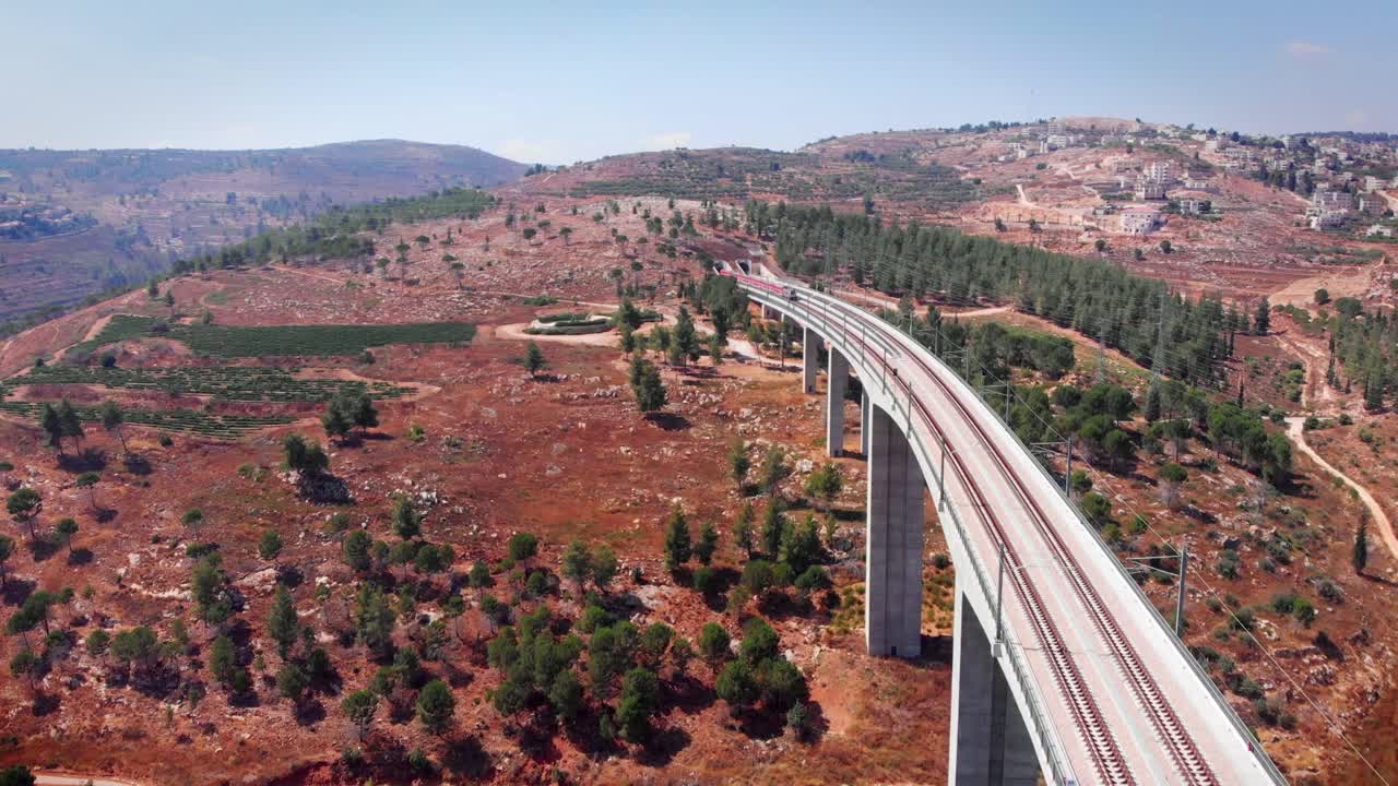 puente ferroviario de alta velocidad sobre terreno montañoso