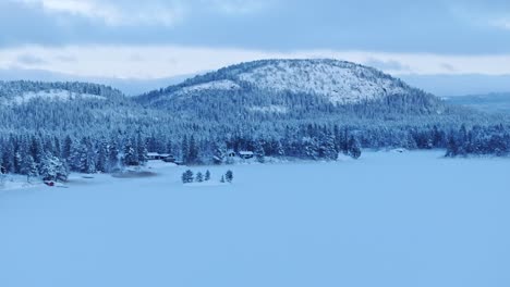 Montañas-Forestales-Cerca-Del-Pueblo-Rural-En-Invierno-Nevado