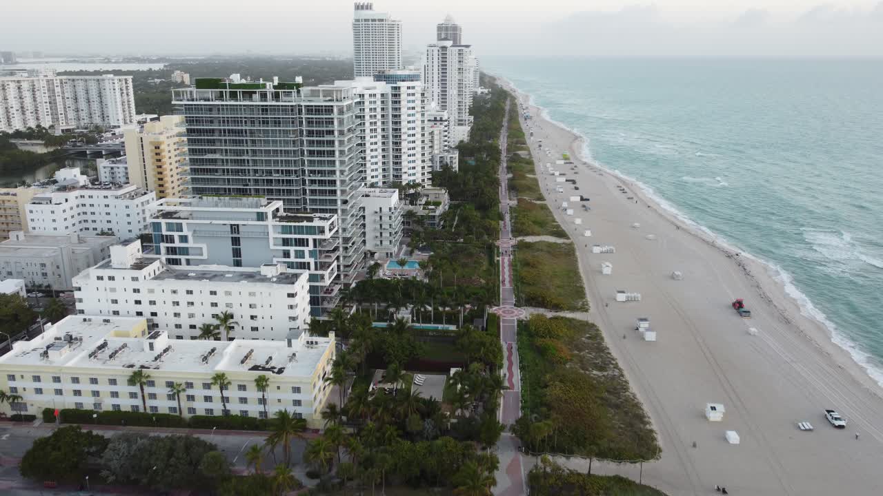Un'ampia veduta di Miami Beach ripresa con drone all'alba