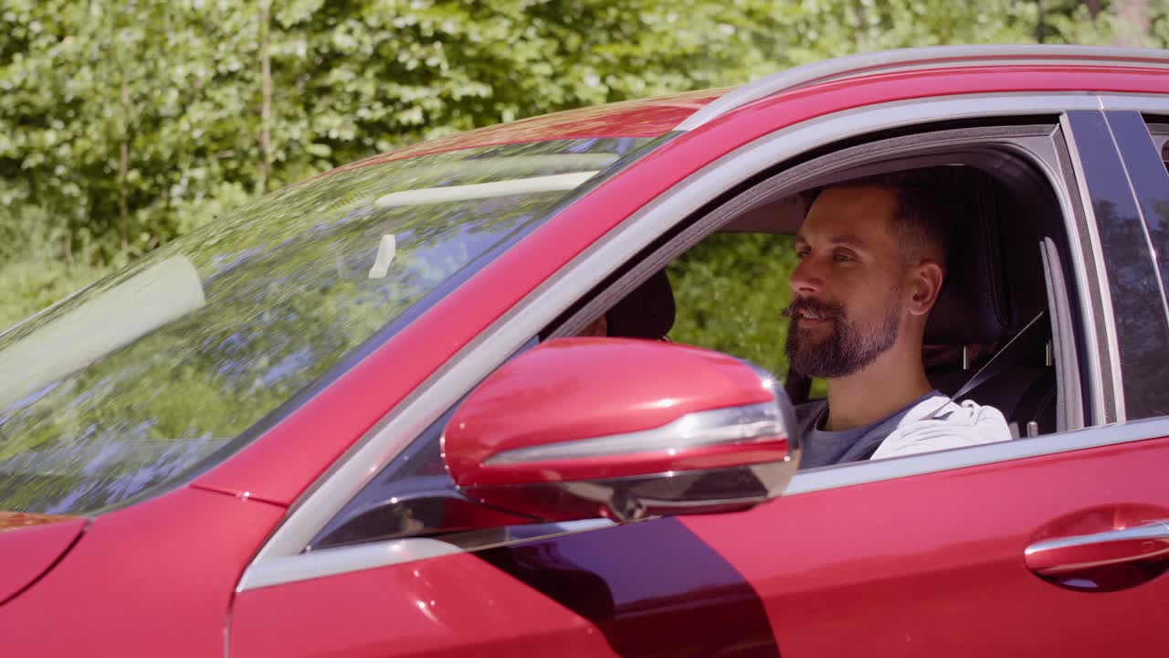 video de un viaje familiar de verano conduciendo en coche