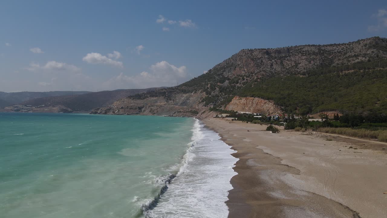 vista de aviones no tripulados de la playa de la montaña