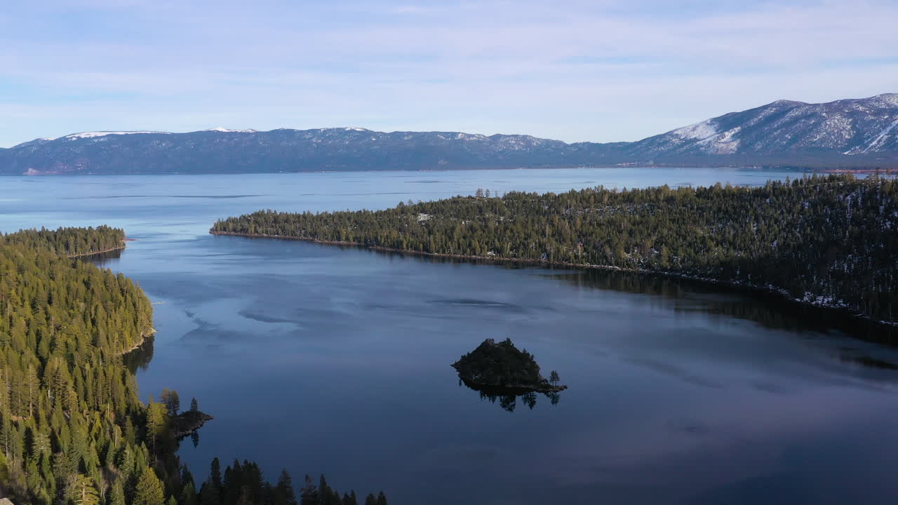 lago tahoe gran lago de agua dulce en las montañas de la sierra nevada en california, estados unidos