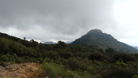 Weite-Aufnahme-Eines-Berggipfels-An-Einem-Bewölkten-Tag-In-La-Concha,-Marbella,-Spanien