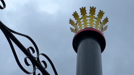 chimenea de barco de vapor contra el cielo nublado, navegando en el río ohio en cincinnati, ohio, ee.uu.