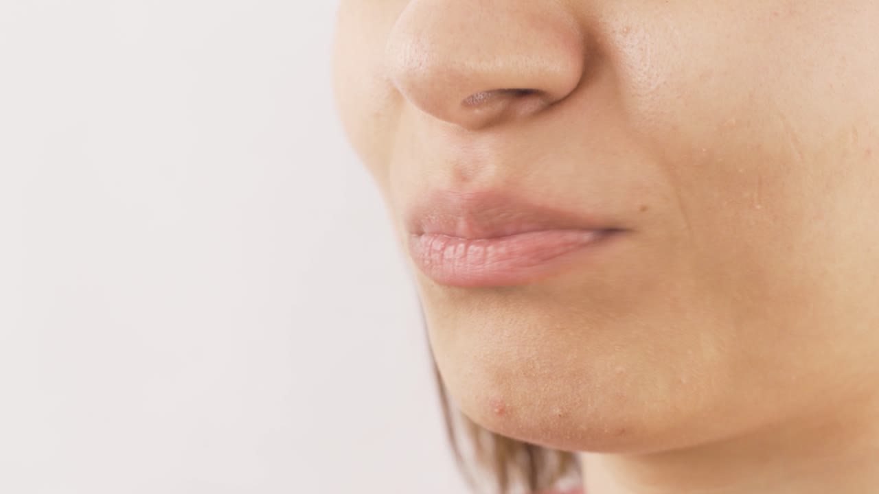 retrato en primer plano de una mujer masticando chicle.