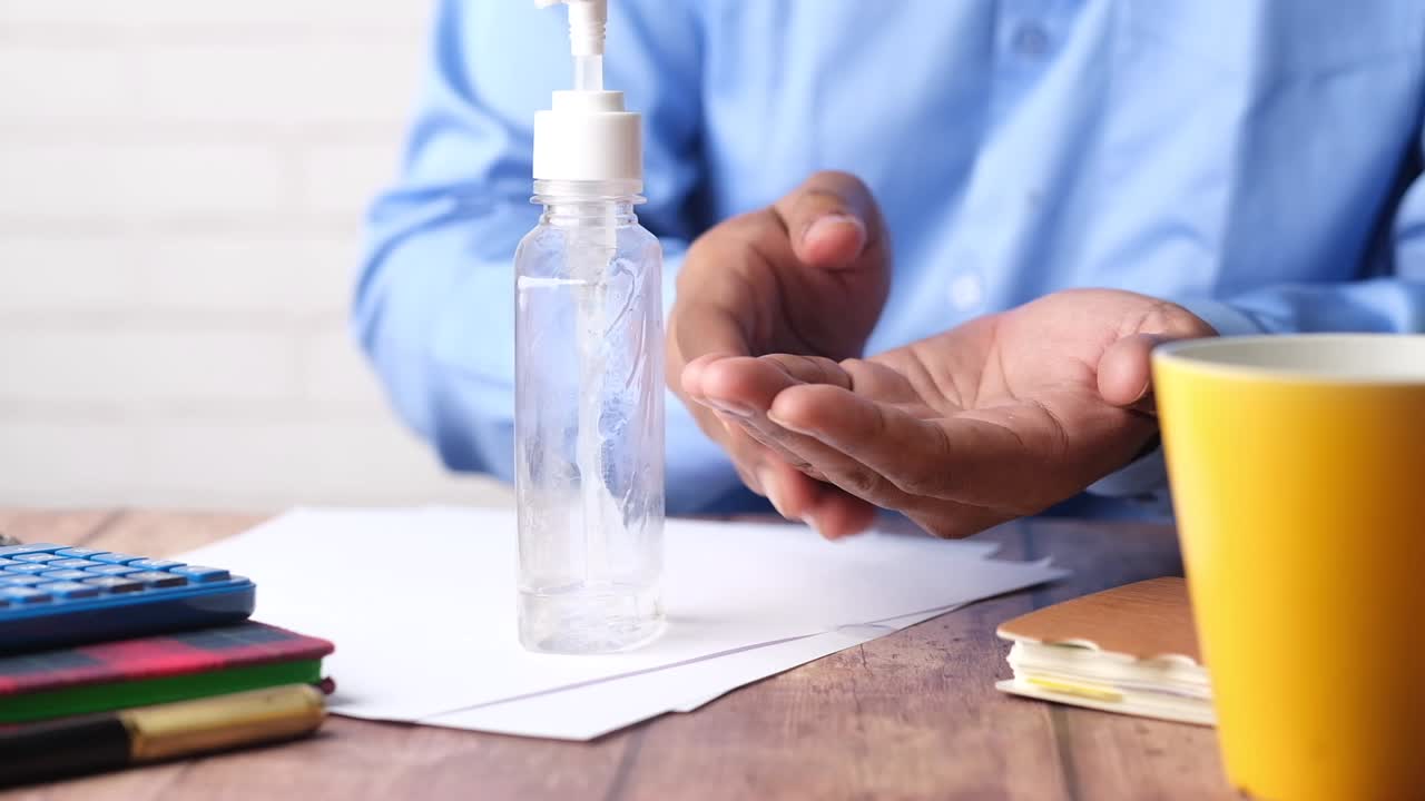 aplicación de desinfectante para las manos