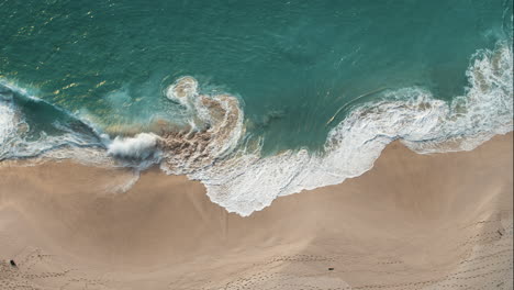 Große-Türkisfarbene-Wellen-Brechen-Am-Strand-Von-Kelingking-Zusammen