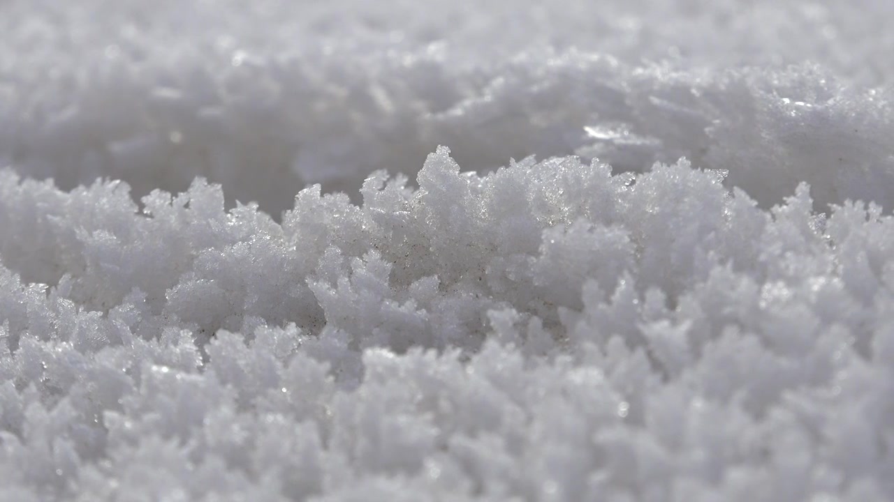 冬の輝く雪の結晶のクローズアップ