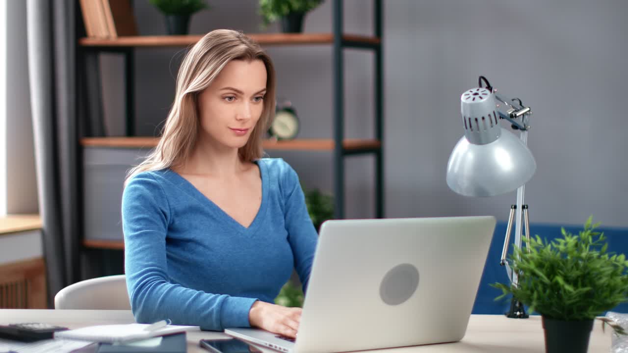 자신감 있는 사업가 여성, 노트북을 사용하고, 온라인 문서 애플리케이션을 집 사무실에서 입력합니다.