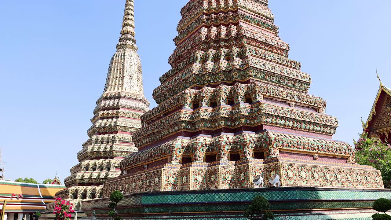 arquitectura intrincada del templo bajo cielos azules claros