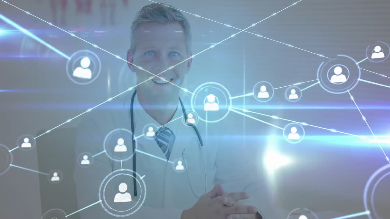 Doctor girando la cabeza, activando la red de iconos de usuario de salud, rastreando el gráfico de la columna vertebral, juntando las manos, sonriendo.