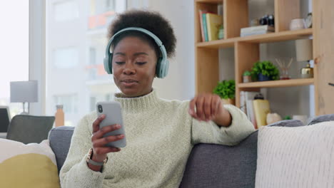 Musik-Von-Einem-Telefon-über-Kopfhörer-Hören